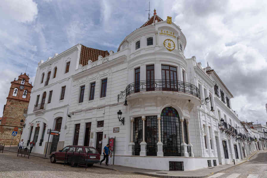 Huelva - Aracena 44 - casino Arias Montano.jpg
